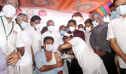பாளையங்கோட்டை  மனக்காவலம்பிள்ளை நகரில்  தடுப்பூசி முகாமை அமைச்சர்  மா.சுப்பிரமணியன் தொடங்கி வைத்தார்.படம்: மு.லெட்சுமிஅருண்