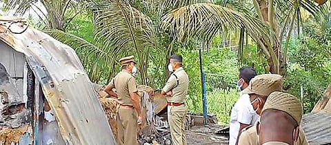 ஆத்தூர் கொத்தாம்பாடியில் உறங்கி கொண்டிருந்த முதிய தம்பதி இருந்த குடிசைக்கு தீ வைத்து கொலை செய்தது தொடர்பாக சேலம் எஸ்பி ஸ்ரீஅபிநவ் விசாரணை நடத்தினார்.