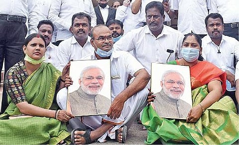 கோவை மாவட்ட ஆட்சியர் அலுவலகத்தில் நேற்று தர்ணா போராட்டத்தில் ஈடுபட்ட பாஜக கவுன்சிலர்கள் உள்ளிட்டோர்.    படம் : ஜெ.மனோகரன்