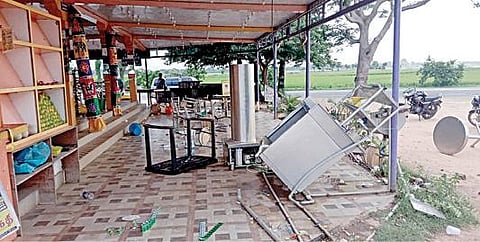 தஞ்சாவூர் அருகே சூரக்கோட்டையில் திமுகவினர் நடத்திய தாக்குதலில் சேதம் அடைந்த பேக்கரி கடை.