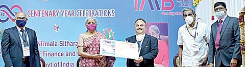 தமிழ்நாடு மெர்கன்டைல் வங்கியின் நூற்றாண்டு விழா கொண்டாட்டங்களை மத்திய நிதி அமைச்சர் நிர்மலா சீதாராமன் தூத்துக்குடியில் தொடங்கி வைத்து, சிறப்பு தபால் தலை, அஞ்சல் அட்டையை வெளியிட்டார். உடன் நிர்வாக இயக்குநர் மற்றும் தலைமை செயல் அதிகாரி கே.வி.ராமமூர்த்தி உள்ளிட்டோர்.