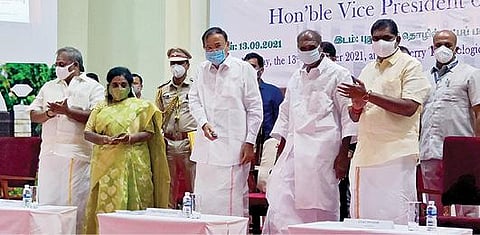 புதுச்சேரி தொழில்நுட்ப பல்கலைக்கழகத்தை குடியரசு துணைத் தலைவர் வெங்கய்ய நாயுடு திறந்து வைத்தார். உடன் ஆளுநர் தமிழிசை, முதல்வர் ரங்கசாமி, கல்வியமைச்சர் நமச்சிவாயம் மற்றும் பேரவைத்தலைவர் செல்வம்.  படம்: செ.ஞானபிரகாஷ்