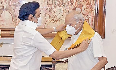 தமிழகத்தில் இருந்து விடைபெற்று பஞ்சாப் ஆளுநராகப் பொறுப்பேற்கும் பன்வாரிலால் புரோஹித்தை முதல்வர் ஸ்டாலின் நேற்று சந்தித்து வாழ்த்து தெரிவித்தார்.