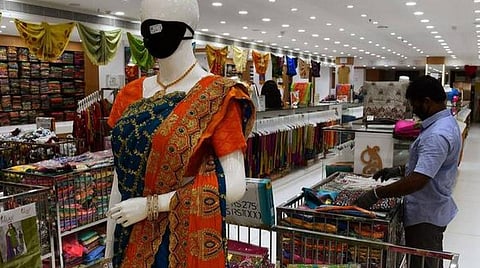 கடைப் பணியாளர்களுக்கு அமரும் வசதிகள்: கேரள வழியில் தமிழ்நாடு
