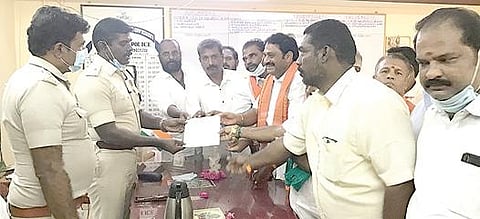 பெரியகுளத்தில் பாஜக தலைவர்களை சிலர் தாக்க முயன்றதாக கூறி காவல் துணை கண்காணிப்பாளரிடம் புகார் மனு அளித்த அக்கட்சியின் விவசாய அணி மாநிலத் தலைவர் ஜி.கே.நாகராஜ்.
