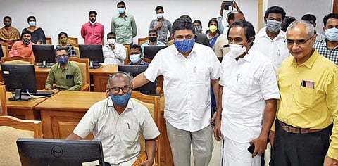 தலைமை செயலகத்தில் பணியாற்றும் 3,645 அலுவலர்களுக்கு தமிழ்நாடு மின் ஆளுமை முகமை மூலமாக இ-ஆபீஸ் தொடர்பான செய்முறை பயிற்சியை சென்னை அண்ணாசாலையில் உள்ள அலுவலகத்தில் நிதி மற்றும் மனித வளங்கள் மேலாண்மைத் துறைஅமைச்சர்  பழனிவேல் தியாகராஜன், தகவல்  தொழில்நுட்பத் துறை அமைச்சர் மனோ தங்கராஜ்  ஆகியோர் நேற்று தொடங்கி வைத்து பார்வையிட்டனர். உடன் தகவல் தொழில்நுட்பத் துறை செயலர் நீரஜ் மித்தல் உள்ளிட்டோர்.படம்: ம.பிரபு