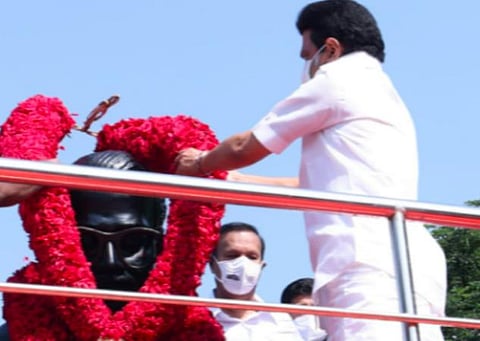 அண்ணா சிலைக்கு முதல்வர் ஸ்டாலின் மரியாதை.