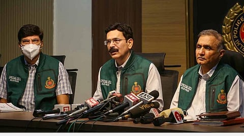 டெல்லி போலீஸ் ஆணையர் நீரஜ் குமார் தாக்கூர், துணை ஆணையர் பிரமோத் சிங் குஷ்வாலா  உள்ளிட்டோர் பேட்டியளித்த காட்சி |  படம் ஏஎன்ஐ
