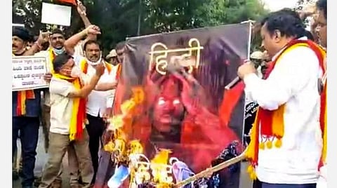 பெங்களூருவில் உள்ள மைசூரு வங்கி சதுக்கத்தில் இந்தித் திணிப்புக்கு எதிராக கன்னட அமைப்பினர் போராட்டம் நடத்தினர்.