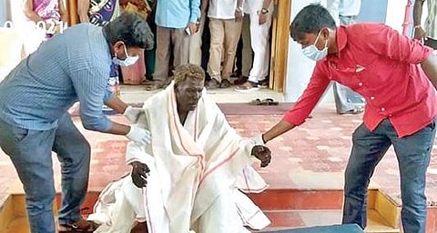 திருப்பத்தூர் மாவட்ட ஆட்சியர் அலுவலகம் முன்பு தீக்குளித்து தற்கொலைக்கு முயன்ற நந்தனை மீட்டு மருத்துவமனைக்கு அனுப்பி வைத்தனர்.