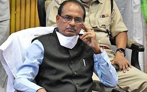 ஊழல் புகாரால் முதல்வன் படத்தில் வருவது போல பொதுக் கூட்ட மேடையிலேயே 2 அதிகாரிகளை சஸ்பெண்ட் செய்த ம.பி. முதல்வர் சவுகான்
