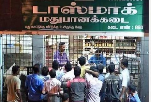 மதுபானங்களை மொத்தமாக விற்கும் டாஸ்மாக் விற்பனையாளர்கள் மீது நடவடிக்கை எடுக்காதது ஏன்?- உயர் நீதிமன்றம் கேள்வி