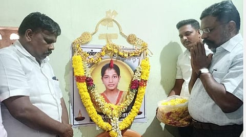 மாணவி கனிமொழி படத்துக்கு அஞ்சலி செலுத்தினார் திருமாவளவன்.