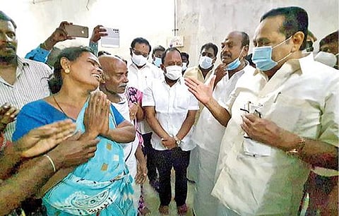காட்பாடி அருகே ‘நீட்' தேர்வு முடிவு பயத்தால் தற்கொலை செய்து கொண்ட மாணவி சவுந்தர்யாவின் குடும்பத்தினருக்கு நேற்று நேரில் ஆறுதல் தெரிவித்த நீர்வளத்துறை அமைச்சர் துரைமுருகன்.