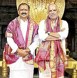 திருப்பதி தேவஸ்தான அறங்காவலர் குழு சிறப்பு உறுப்பினர்களாக பொறுப் பேற்ற கருணாகர் ரெட்டி, செவிரெட்டி பாஸ்கர் ரெட்டி.