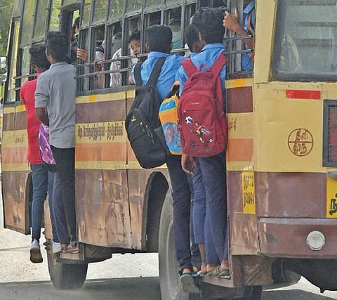 தூத்துக்குடியில் பேருந்தில் கூட்ட நெரிசலால் கரோனா பாதுகாப்பு விதிகளைப் பற்றி கவலைப்படாமல்  படிக்கட்டில் தொங்கியவாறு செல்லும் மாணவர்கள். படம்: என்.ராஜேஷ்