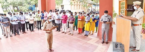 சமூக நீதி நாள் உறுதிமொழி ஏற்கும் கடலூர் மாவட்டக் காவல்துறையினர் .