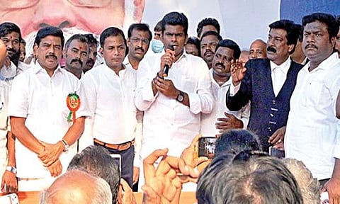 சென்னை உயர் நீதிமன்றத்தில் பாஜக வழக்கறிஞர் பிரிவு சார்பில் நேற்று நடைபெற்ற   பிரதமர்  நரேந்திர மோடியின் 71-வது பிறந்த தின விழாவில், பாஜக மாநிலத் தலைவர் அண்ணாமலை பங்கேற்று, உரையாற்றினார்.