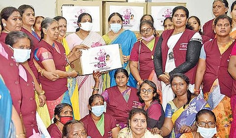 பிரதமர் நரேந்திர மோடியின் பிறந்த நாளை முன்னிட்டு பெண்களுக்கு இலவச சானிடரி நாப்கின் வழங்கும் திட்டத்தை தொடங்கிவைத்த பாஜக  தேசிய மகளிரணி தலைவர் வானதி சீனிவாசன். படம்: ஜெ.மனோகரன்