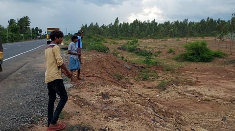 விதைப் பந்துகளைத் தூவிய இளைஞர்கள்.