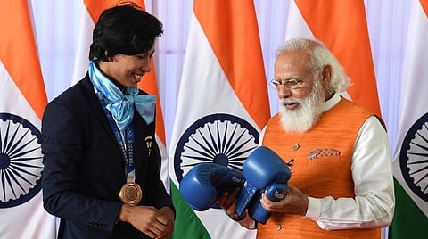 பிரதமர் நரேந்திர மோடிக்கு வழங்கப்பட்ட பரிசுகள், நினைவுப் பொருட்கள் ஏலம்: லோவ்லினா கையுறை ரூ.1.92 கோடிக்கு ஏலம்