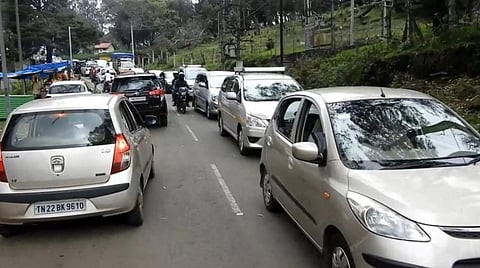 மூன்று கிலோ மீட்டர் தூரத்துக்கு அணிவகுத்து நின்ற வாகனங்கள்.