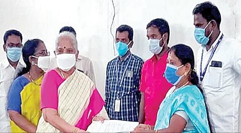 மேல்மருவத்தூர் ஊராட்சி மன்றத் தலைவர் பதவிக்கு வேட்புமனு தாக்கல் செய்கிறார் லட்சுமி பங்காரு அடிகளார்.