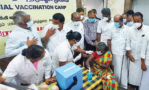 பொள்ளாச்சியில் தலைமை அரசு மருத்துவமனையில் தமிழகத்தின் 2-வது மெகா தடுப்பூசி முகாமை தொடங்கிவைத்த சுகாதாரத் துறை துறை அமைச்சர் மா.சுப்பிரமணியன் உள்ளிட்டோர். படம்: எஸ்.கோபு