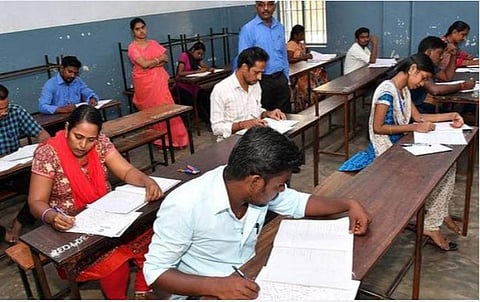 அரசுப் பணிகளுக்கான வயது உச்சவரம்பு உயர்வு; ஆசிரியர் தேர்வு அறிவிப்புக்குப் பிறகு அரசாணை வெளியானதால் வாய்ப்பு பறிபோனது: ‘கைக்கு எட்டியது வாய்க்கு எட்டவில்லை’ என பி.எட். பட்டதாரிகள் வேதனை