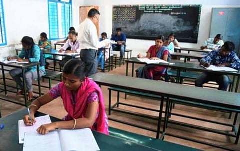 அரசுப் பணிகளுக்கான போட்டித் தேர்வுகளில் ஏன் இத்தனை குழப்பங்கள்?