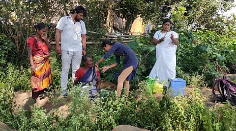 பழங்குடியினரின் பணியிடத்துக்கே சென்று தடுப்பூசி செலுத்திய செவிலியர்
