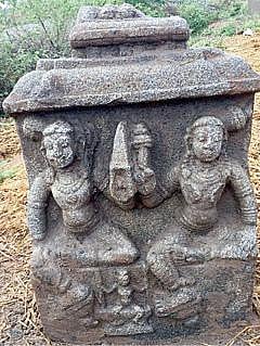 திருச்சுழி அருகே புரசலூரில் கண்டெடுக்கப்பட்ட சதிக்கல்.