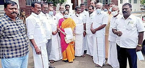 தனது ராஜினாமா கடிதத்தை அளிக்க தேனி மாவட்ட ஆட்சியர் அலுவலகம் வந்த உத்தமபாளையம் ஊராட்சி ஒன்றியத் தலைவர் ஜான்சி வாஞ்சிநாதன். உடன், அதிமுக மாவட்டச் செயலாளர் சையதுகான்.
