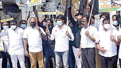 மத்திய பாஜக அரசைக் கண்டித்து திமுக கூட்டணி கட்சிகள் கருப்புக் கொடி ஏந்தி போராட்டம்: உதயநிதி ஸ்டாலின், கே.எஸ்.அழகிரி, வைகோ உள்ளிட்டோர் பங்கேற்பு