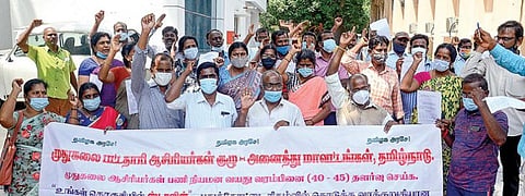 ஆசிரியர் பணிக்கான வயது வரம்பை தளர்த்தக் கோரி, சென்னை நுங்கம்பாக்கத்தில் உள்ள டிபிஐ வளாகத்தில் 40 வயதைக் கடந்த பி.எட். பட்டதாரிகள் நேற்று ஆர்ப்பாட்டத்தில் ஈடுபட்டனர்.படம்: பு.க.பிரவீன்
