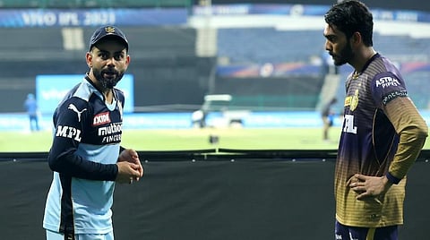 கொல்கத்தா வீரர் வெங்கடேஷுக்கு அறிவுரைகள் வழங்கிய விராட் கோலி | படம் உதவி ட்விட்டர்