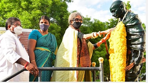 காந்தியடிகளின் ஆடைப் புரட்சி நூற்றாண்டு விழா: பங்கேற்க மதுரை வந்த காந்தியின் பேத்தி