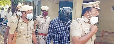 வாணியம்பாடி நீதிமன்றத்தில் நேற்று ஆஜர்படுத்த காவல் துறையினரால் அழைத்து வரப்பட்ட டீல் இம்தியாஸ்.
