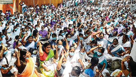 கரோனா தடுப்பூசி போடும் பணியில் முழு நேரமும் ஈடுபடுவதால் தாய்சேய் நலப் பணிகள் பாதிக்கப்படுவதாக கூறி கிராம சுகாதார செவிலியர்கள் சென்னை தேனாம்பேட்டை டிஎம்எஸ் வளாகத்தில் நேற்று ஆர்ப்பாட்டத்தில் ஈடுபட்டனர்.படம்: பு.க.பிரவீன்