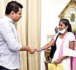 ரஜனிக்கு பணி உத்தரவு ஆணையை வழங்கி கை குலுக்கி பாராட்டும் அமைச்சர் கே.டி. ராமாராவ்.