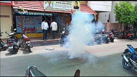 காங்கிரஸ் கட்சியின் அலுவலகத்துக்கு வெளியே வெடி வெடித்துக் கொண்டாடிய காங்கிரஸார் | படம்: எம்.சாம்ராஜ்.