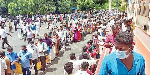 தி.மலை மாவட்ட ஆட்சியர் அலுவலகத்தில் நேற்று சிறப்பு பட்டா மாறுதல் முகாமில் மனு அளிக்க நீண்ட வரிசையில் காத்திருந்த பொதுமக்கள்.