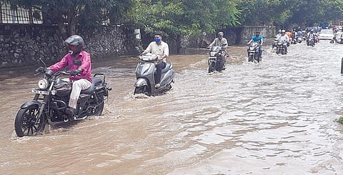 சென்னையில் நேற்று முன்தினம் பெய்த கனமழையால், சிட்லபாக்கம் சாலையில் தண்ணீரில் ஊர்ந்து செல்லும் வாகனங்கள். இப்பகுதியில் மழைநீர் வடிகால்களை தூர்வார வேண்டுமென்பதே மக்களின் எதிர்பார்ப்பு.படம்: எம்.முத்துகணேஷ்