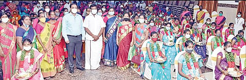 ஆவடியில் நேற்று நடைபெற்ற சமுதாய வளைகாப்பு விழாவில், பால்வளத் துறை அமைச்சர் நாசர் 100 கர்ப்பிணிகளுக்கு சீர்வரிசைகளை வழங்கி வாழ்த்தினார். இந்நிகழ்வில், திருவள்ளூர் மாவட்ட ஆட்சியர் ஆல்பி ஜான் வர்கீஸ் உள்ளிட்டோர் பங்கேற்றனர்.