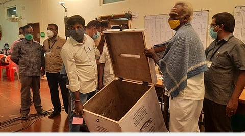கடைகள் ஏலம்: மூடி முத்திரையிடப்பட்ட பெட்டியில் ஒரு விண்ணப்பம்கூட இல்லாததால் மாநகராட்சி அதிகாரிகள் அதிர்ச்சி