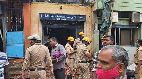 பெங்களூருவில் பட்டாசு கிடங்கு வெடிவிபத்தில் சிக்கி இருவர் பலி: போலீஸார் விசாரணை