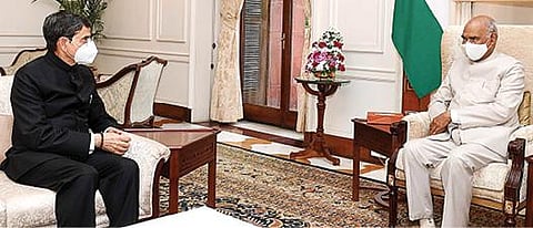 புதுடெல்லியில், குடியரசுத் தலைவர் ராம்நாத் கோவிந்த்தை தமிழக ஆளுநர் ஆர்.என்.ரவி, மரியாதை நிமித்தமாக நேற்று சந்தித்தார்.