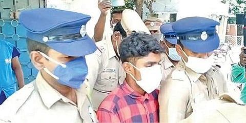 குரோம்பேட்டை அரசு மருத்துவமனையில் சிகிச்சைக்குப் பின்னர் பலத்த போலீஸ் பாதுகாப்புடன் நீதிமன்றத்துக்கு அழைத்துச் செல்லப்பட்ட ராமச்சந்திரன். படம்:எம்.முத்துகணேஷ்