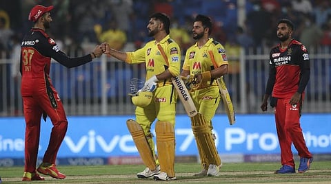வெற்றிக்குப்பின்  ஆர்சிபி வீரரிடம் வாழ்த்துக் கூறிய சிஎஸ்கே கேப்டன் தோனி, ரெய்னா | படம் உதவி ட்விட்டர்