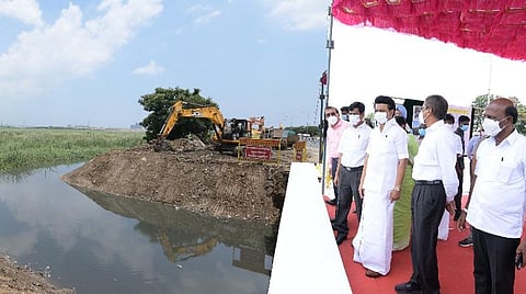 பள்ளிக்கரணை சதுப்பு நிலத்தில் தூர்வாரும் பணிகளை ஆய்வு செய்த முதல்வர் ஸ்டாலின்.